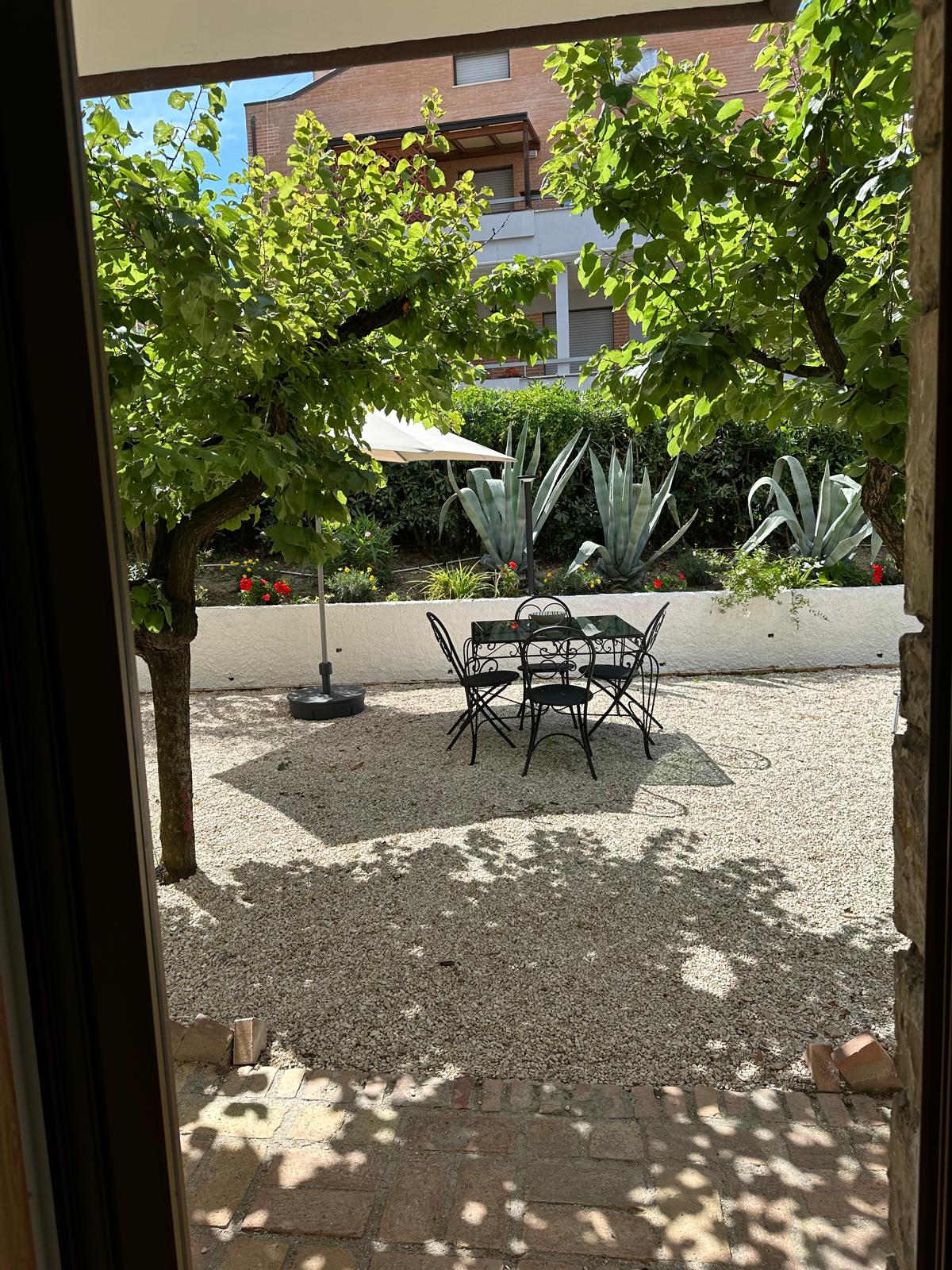 Tavolo esterno in giardino